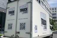 Ambiance pro et décontractée pendant l’enregistrement vidéo dans le studio MadCityZen. | © MadCityZen